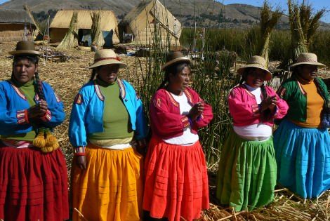 Péruviennes sur les Iles Uros