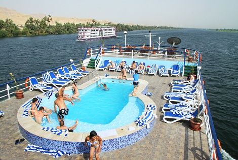 Piscine du bateau Sobek - Sur le Nil