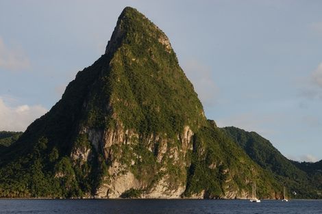 Vue du Petit Piton de Stainte Lucie depuis le bateau