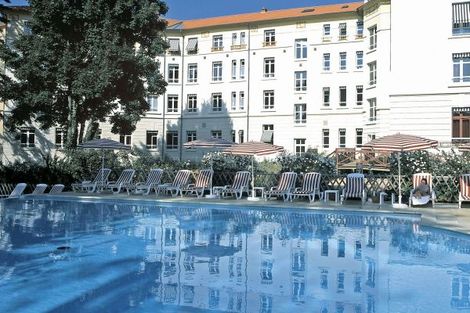 Piscine extérieure et façade - Les Loges du Parc
