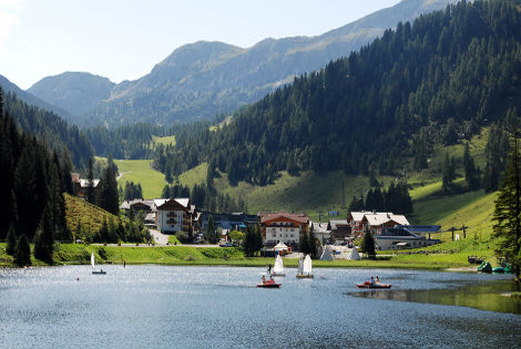 Vue sur le lac et sur le village - Magic Mountains