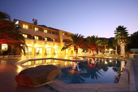 Vue nocturne de la piscine - Best Western Corsica