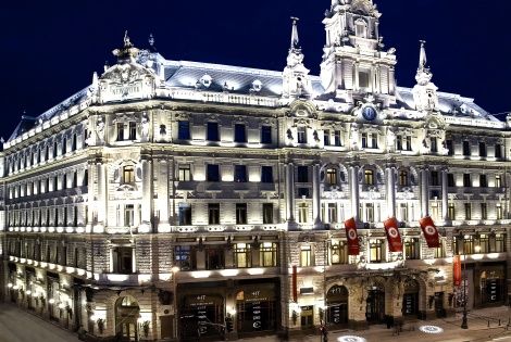 Façade nocturne de l'hôtel - Boscolo Budapest