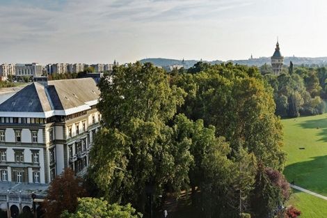 Vue sur l'hôtel et ses environs proches - Danubius Grand Hôtel Margitsziget