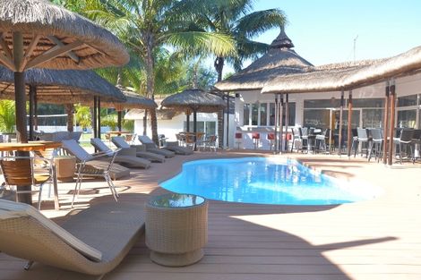 Piscine et Bar - Hôtel des 2 Mondes