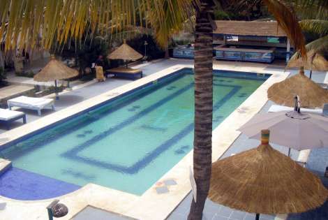 Piscine vue d'une terrasse solarium - Coco Bay