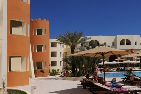 Piscine et bâtiments - Green Palm Golf & Spa