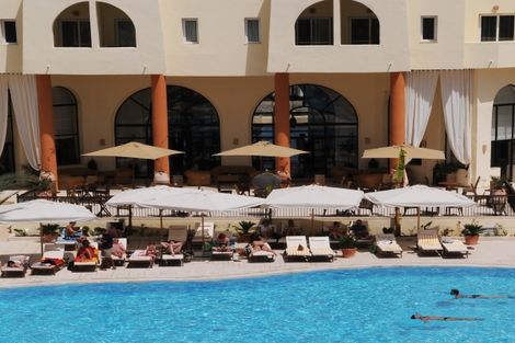 Piscine et restaurant - Green Palm Golf & Spa