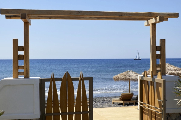 Grèce : Les Cyclades : Hôtel Sea Breeze Santorini Beach Resort, Curio Collection By Hilton