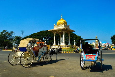 Statue de Maharaja Chamarajendar Wodeyar et calèches